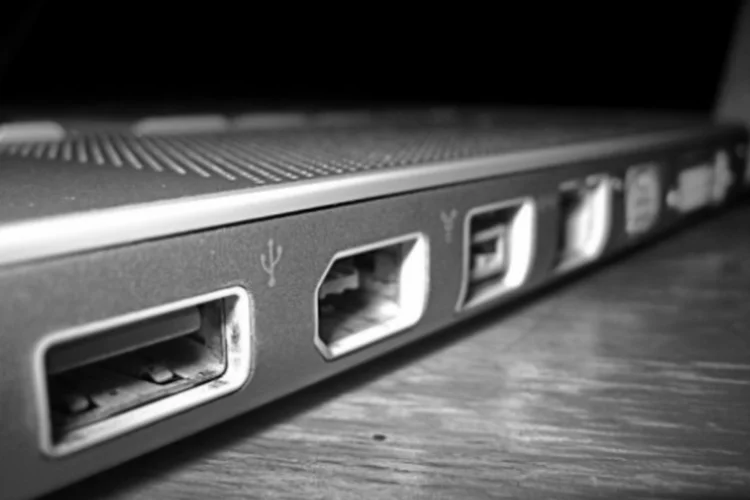 USB (Flickr.com/billselak)