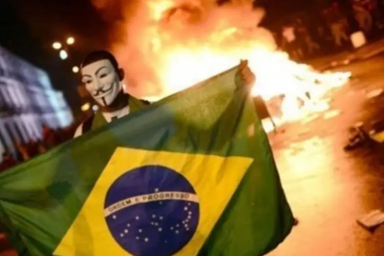 Hacker invadem sites do governo em solidariedade às manifestações (©afp.com / Christophe Simon)