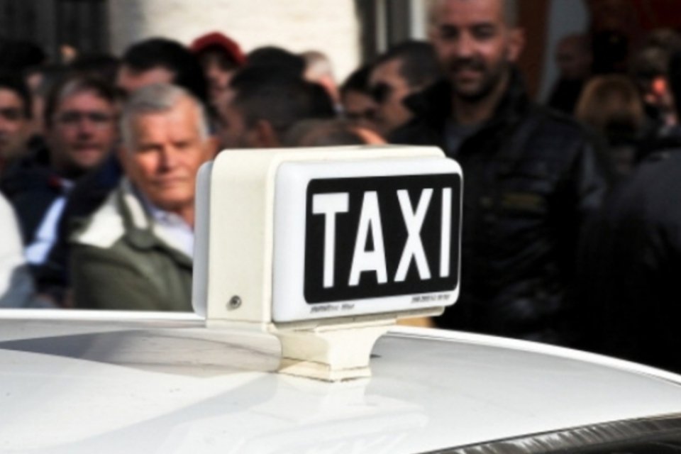 São Paulo fecha corredores a táxis em horário de pico