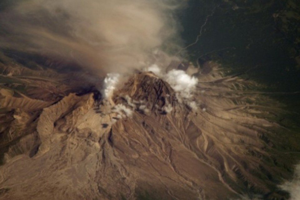 Vulcão russo joga cinzas a 6.000 metros de altura