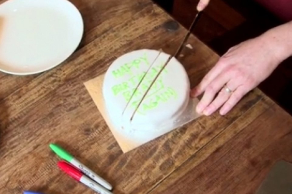 Você acha que sabe cortar um bolo? Matemático mostra a maneira científica de tirar uma fatia perfeita