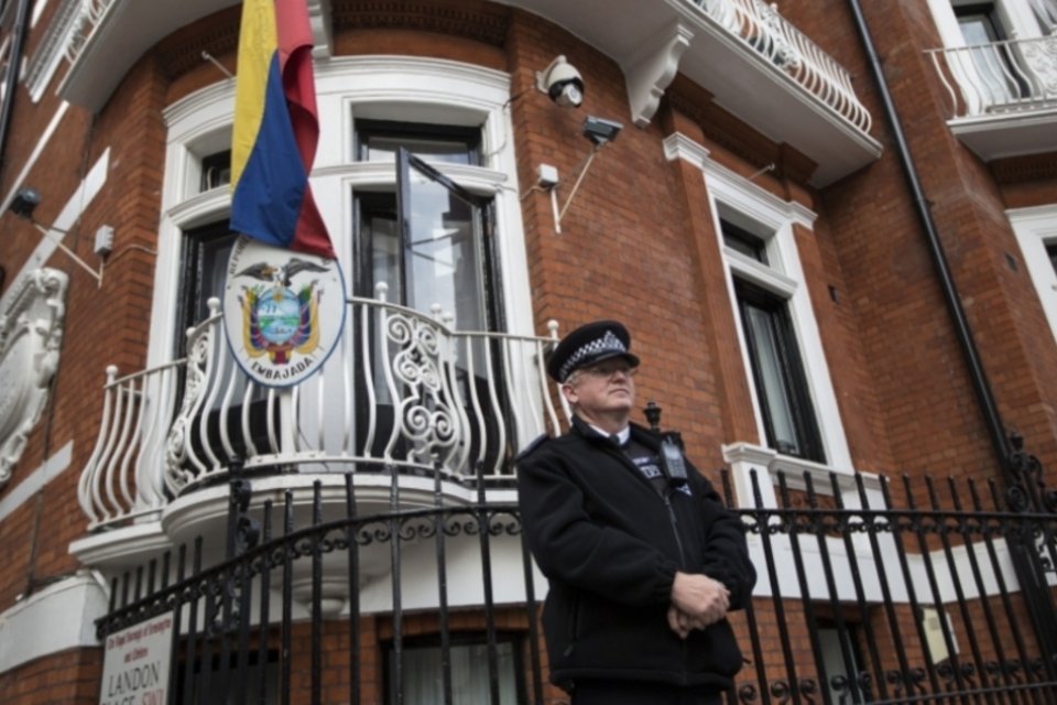 Vigiar Julian Assange já custou 10 milhões de libras para a Inglaterra