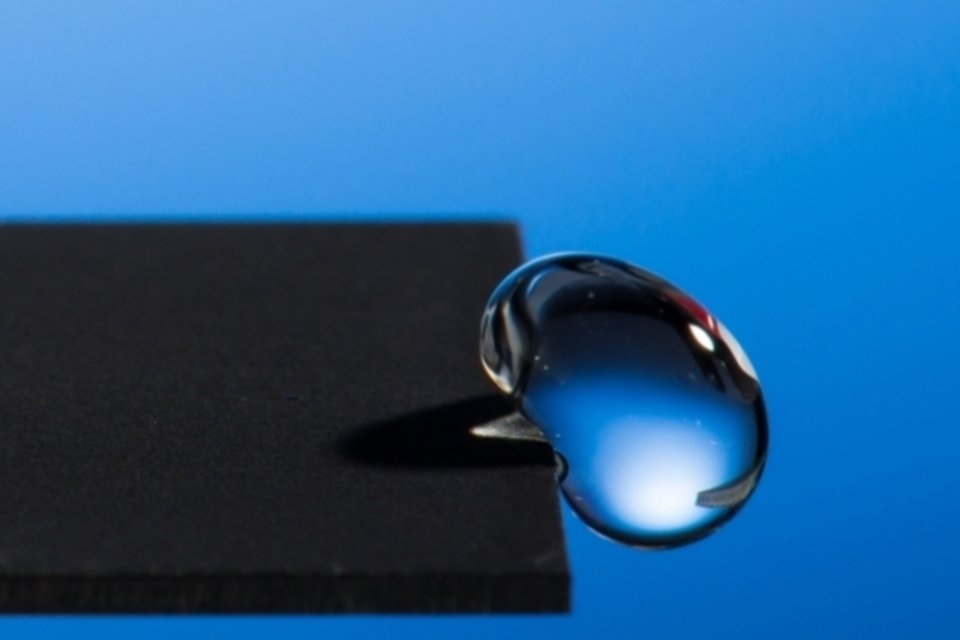 Novo metal hidrofóbico é capaz de fazer água "pular" em uma superfície