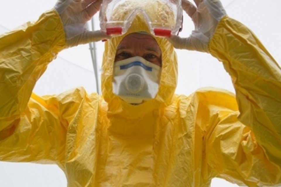 Número de mortos pelo vírus Ebola sobe para 7.588, diz OMS