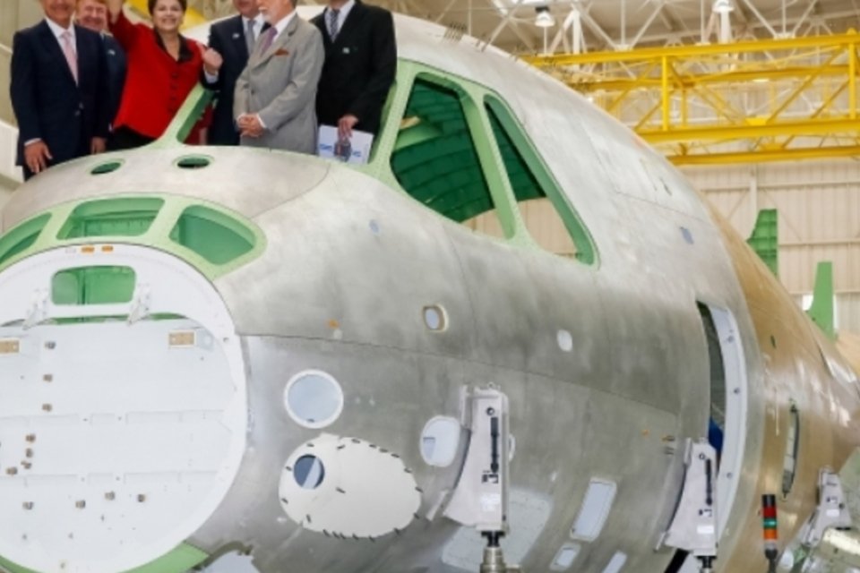 Embraer assina contrato para produzir 28 aviões de carga para FAB