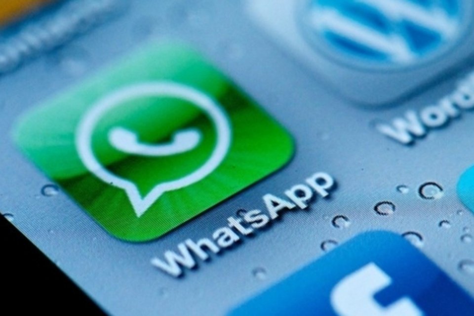 Falha no WhatsApp exclui usuários de grupos de mensagens