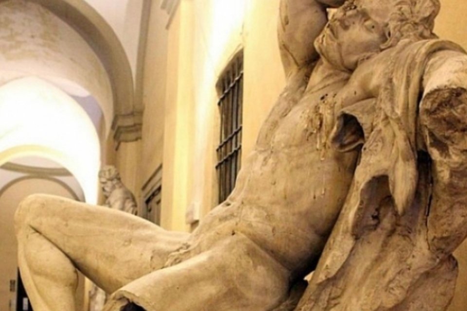 Jovem tenta tirar "selfie" e quebra perna de estátua do século 19