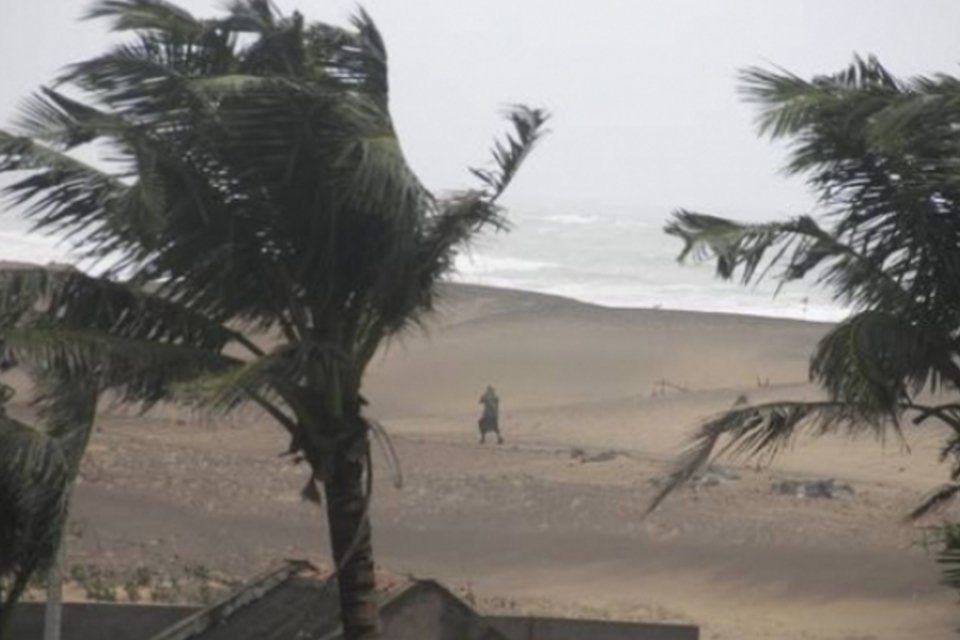 Ciclone deixa três mortos no litoral leste da Índia