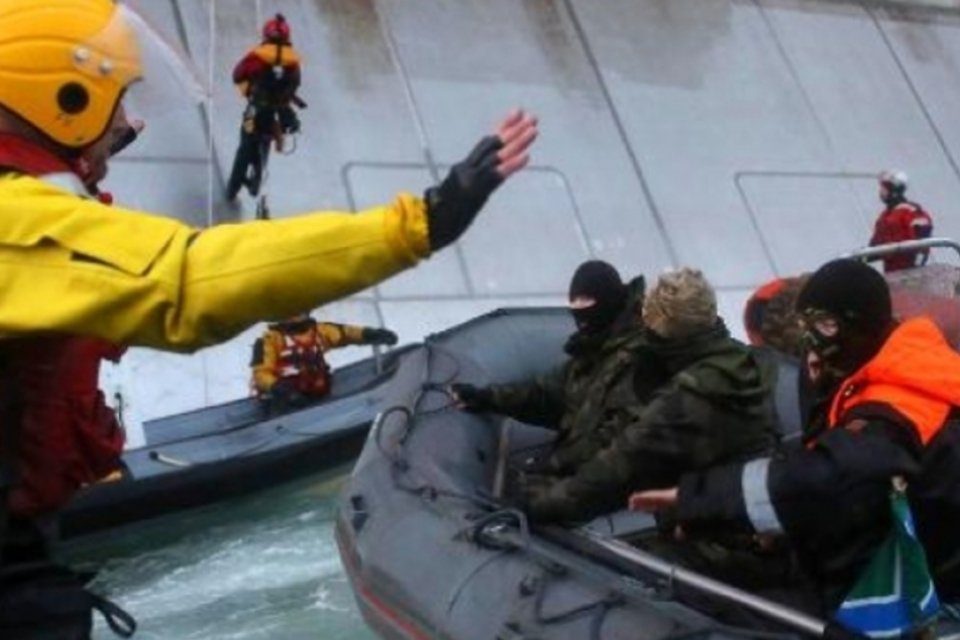 Barco do Greenpeace rebocado para porto russo