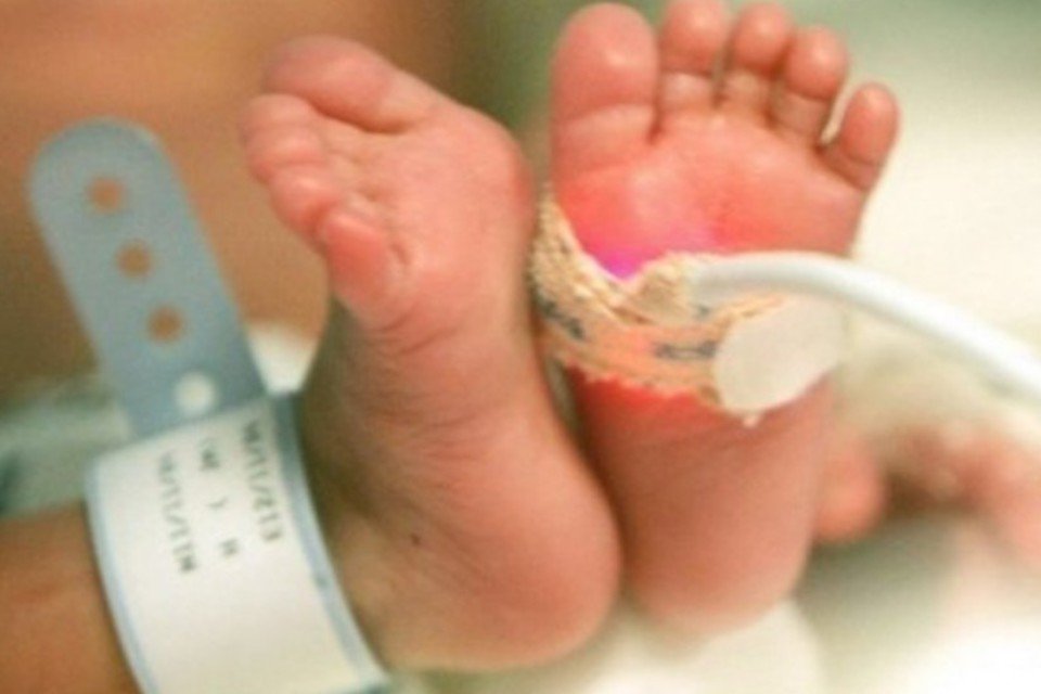 Inglaterra discutirá tratamento de fertilidade com 'três pais'