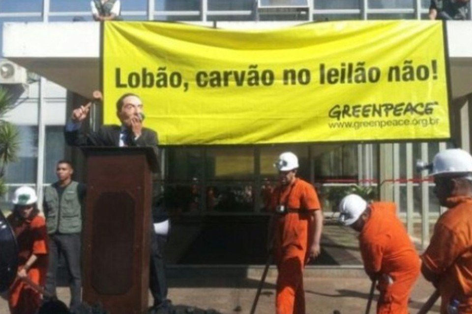 Greenpeace protesta em Brasília contra leilão de usina de carvão