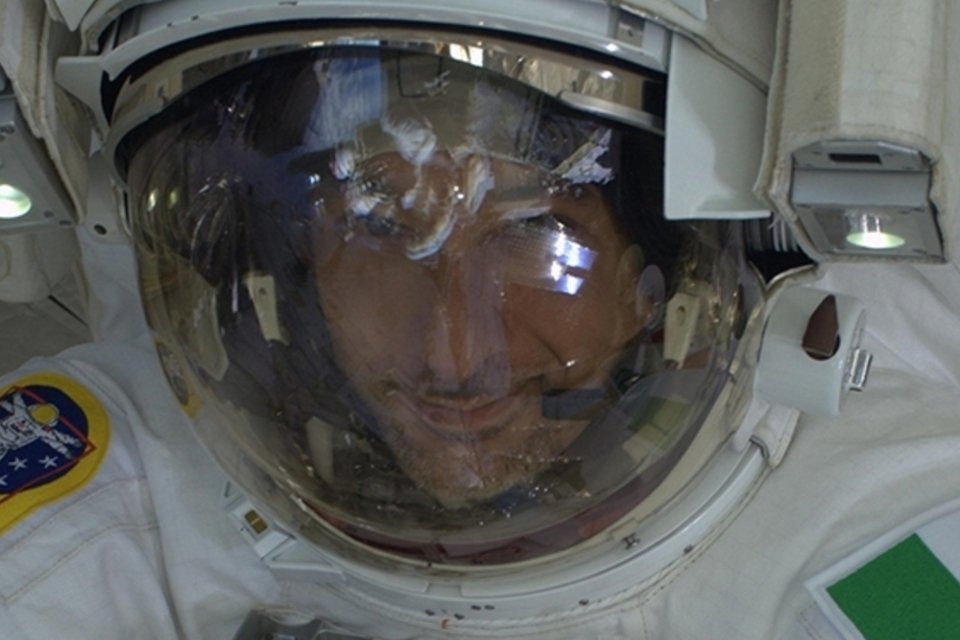 Astronauta quase morre afogado no espaço, e laudo diz que acidente poderia ter sido evitado