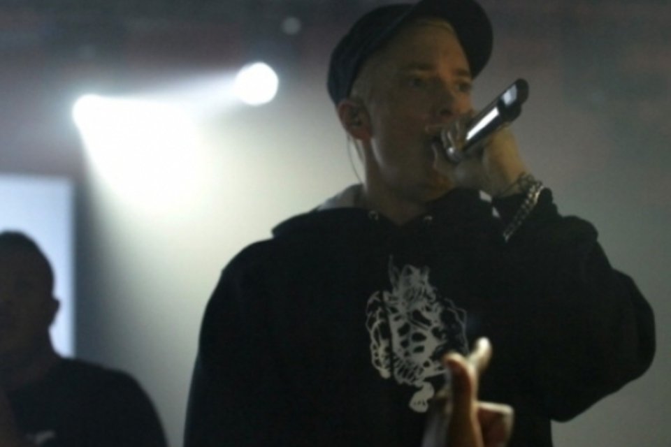 Eminem recebe principal prêmio no YouTube Music Awards