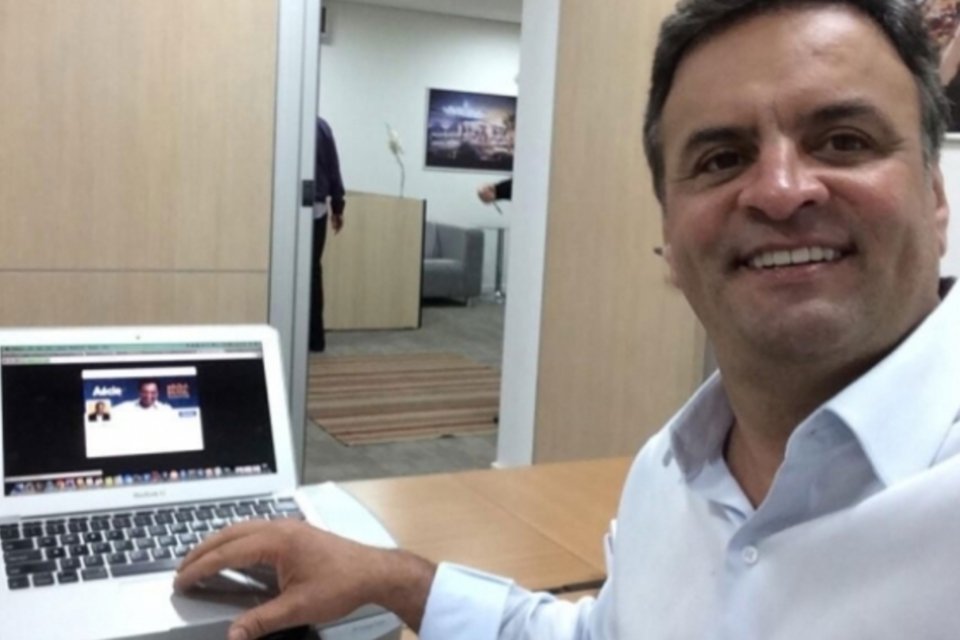 Aécio ativa conta no Twitter e anuncia portal
