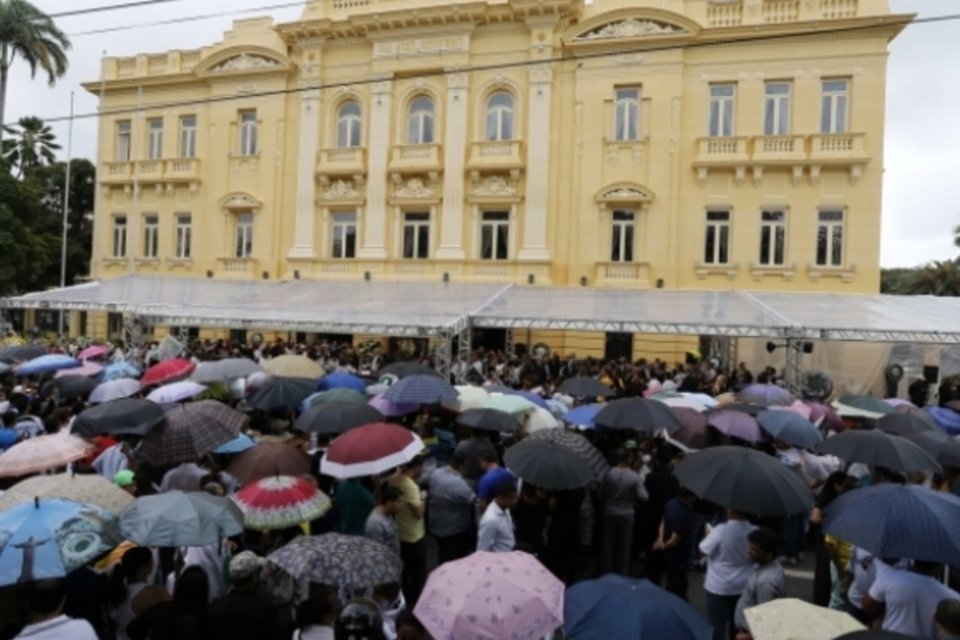 Milhares de pessoas prestam sua última homenagem a Eduardo Campos