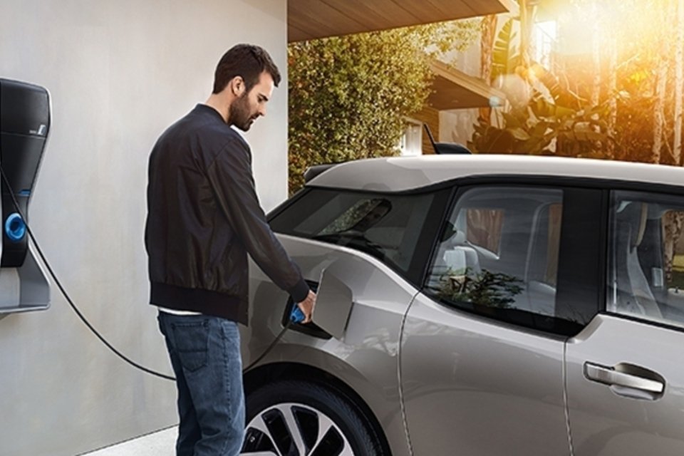 Carros elétricos conectam motoristas à nuvem