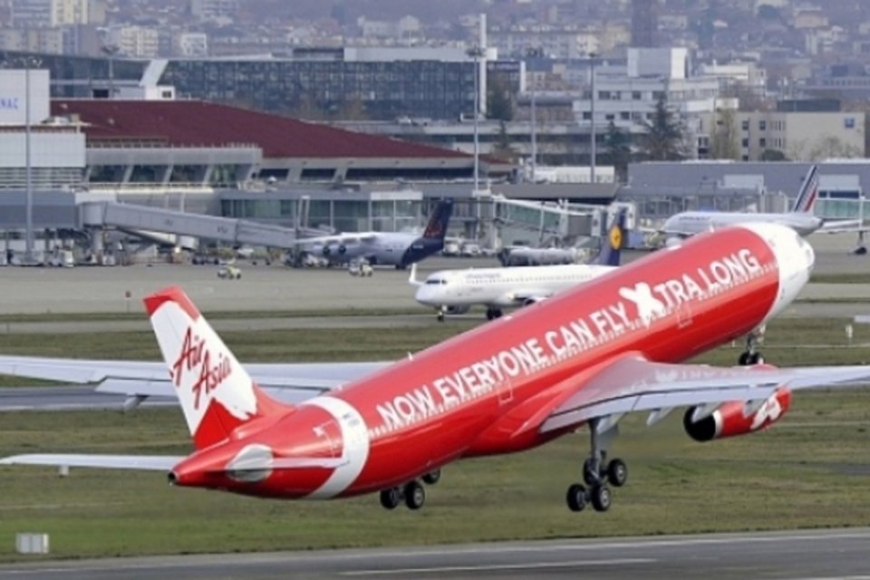 Zona de busca de avião da AirAsia será ampliada