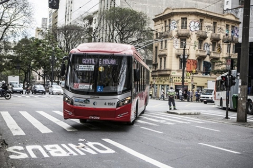 Ônibus de SP terão 300 câmeras para multar veículos