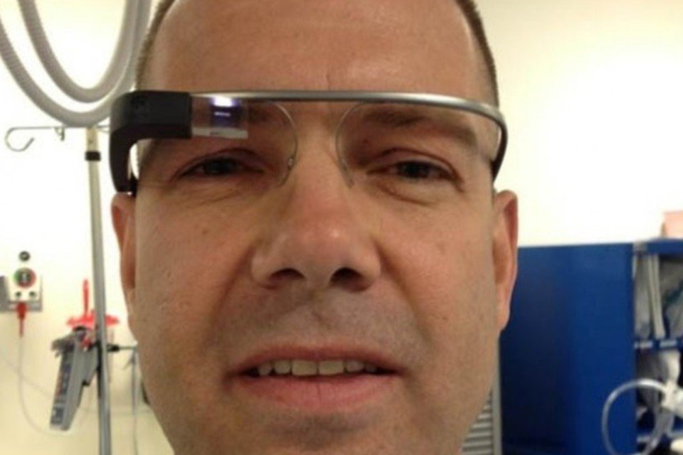Médico transmite cirurgia com o Google Glass