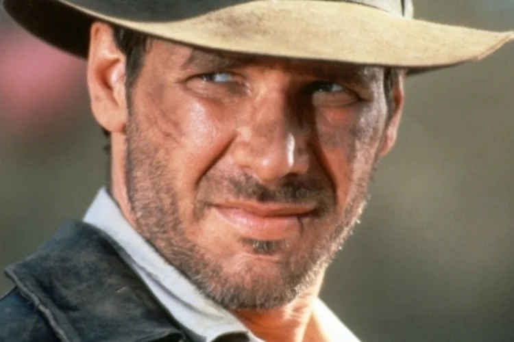 Harrison Ford interpretando Indiana Jones: peça, assinada pelo ator na parte de dentro, foi arrematada por 393.600 libras (Divulgação/Divulgação)