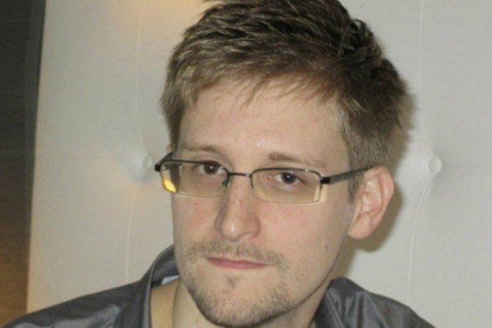 Snowden continua à espera de um asilo
