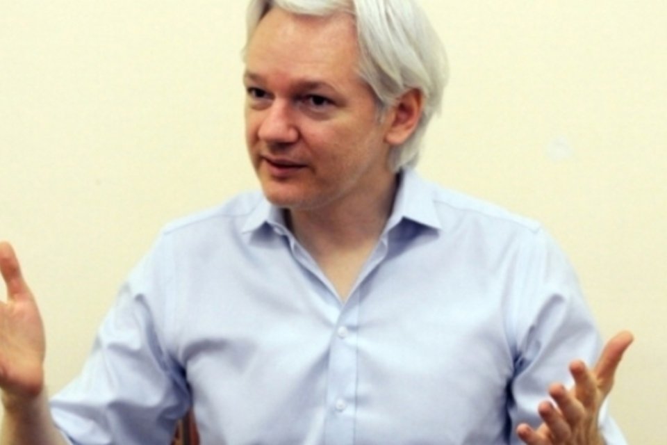 Obama não faria reforma na espionagem se não fosse por Snowden, diz Assange