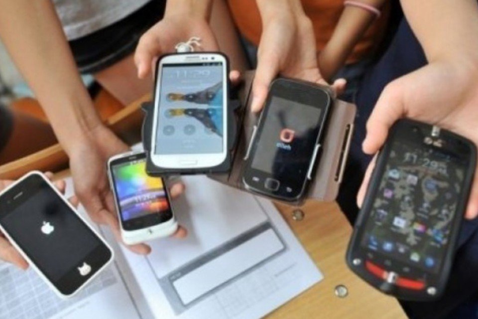 Linhas de celulares pós-pagas crescem mais de 13% nos últimos 12 meses