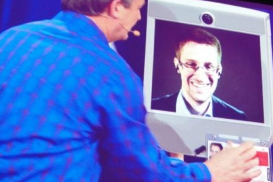 Snowden 'robô' promete mais revelações sobre espionagem americana