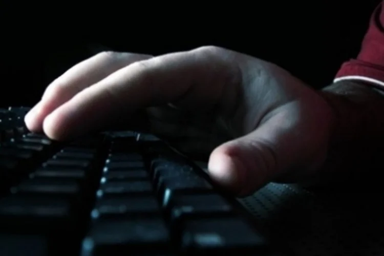 Hacker: milhares de mensagens e documentos da equipe de campanha de Emmanuel Macron foram transmitidas nas redes sociais na sexta-feira à noite (foto/Reprodução)