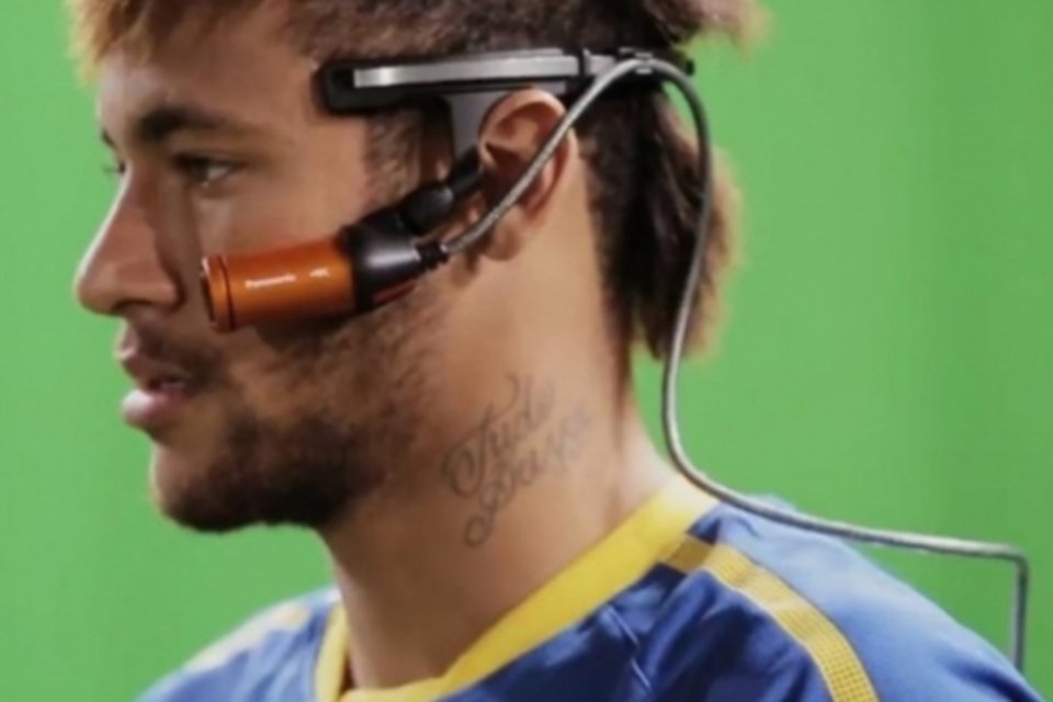Neymar grava vídeo com câmera 4K vestível da Panasonic