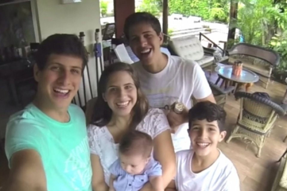 Filhos de Eduardo Campos postaram vídeo de homenagem ao Dia dos Pais no domingo (10), dia do aniversário do candidato