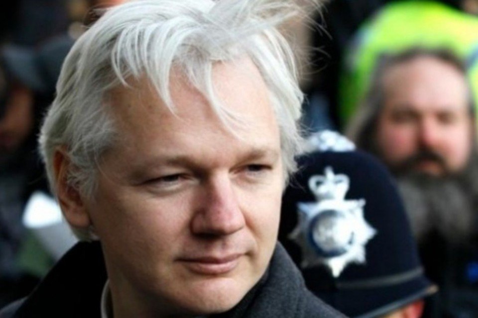 Assange não causa problema ao Equador, diz Correa