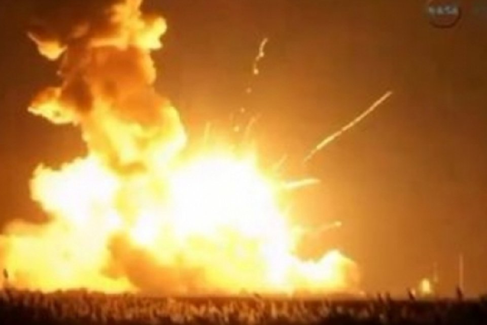 Foguete não-tripulado da Nasa explode após lançamento