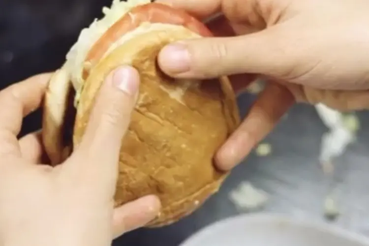Maneira ideal de segurar o sanduíche (Reprodução/YouTube)