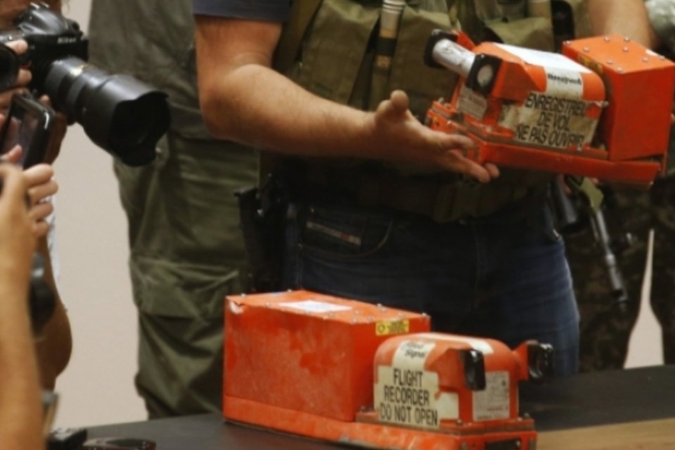 Rebeldes entregam caixas-pretas de avião que caiu a malaios