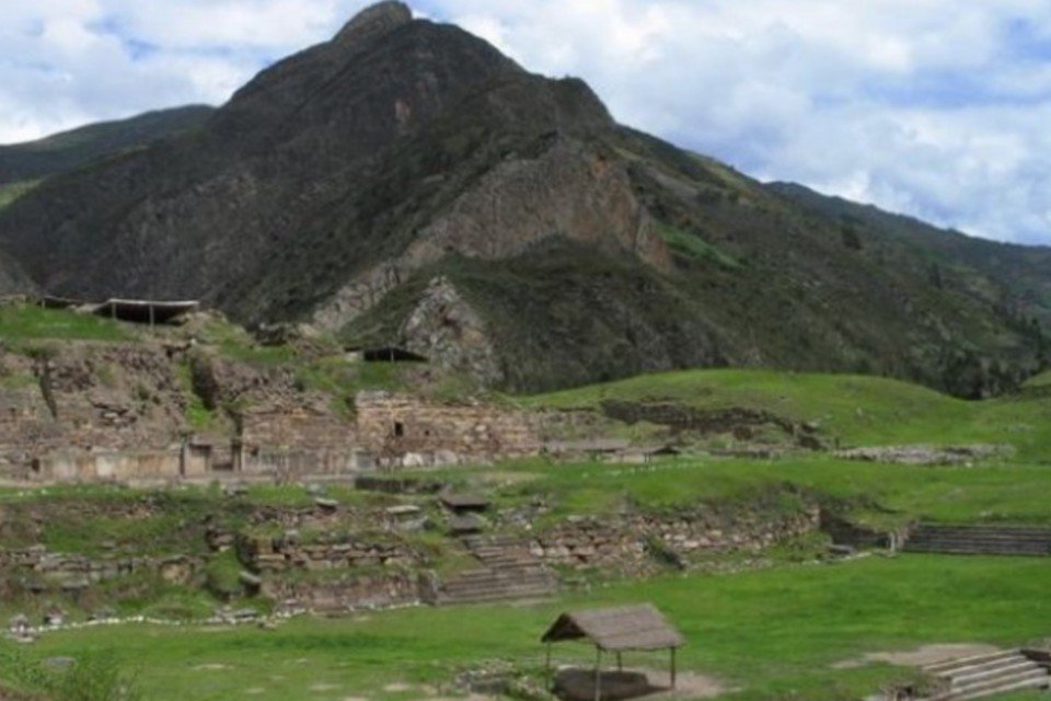 Arqueólogos descobrem peças do período pré-inca no Peru
