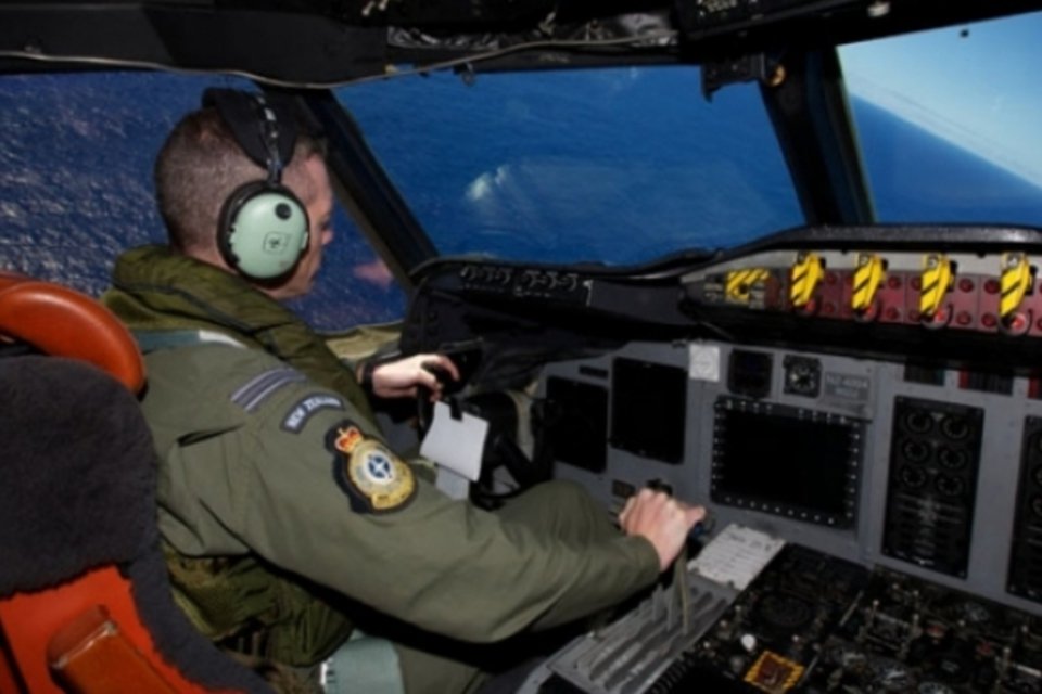 Copiloto de avião desaparecido tentou ligar do celular, diz jornal