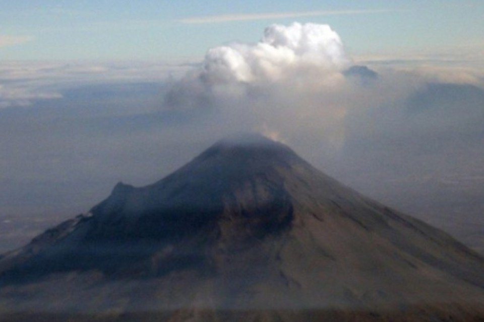 Vulcão Popocatépetl exala fumaça e sofre explosão