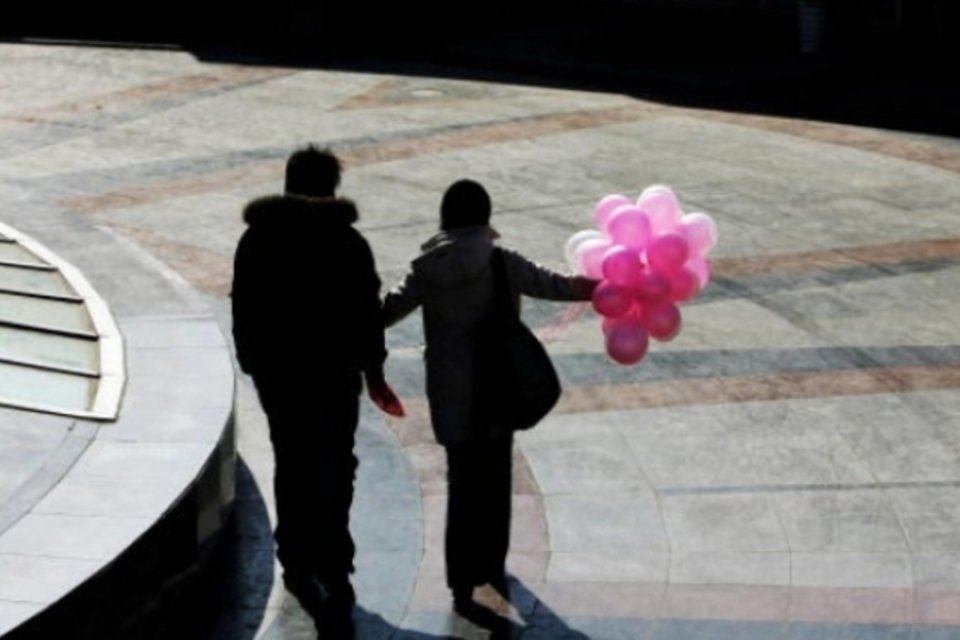 Homens com voz grave atraem mais as mulheres, aponta estudo