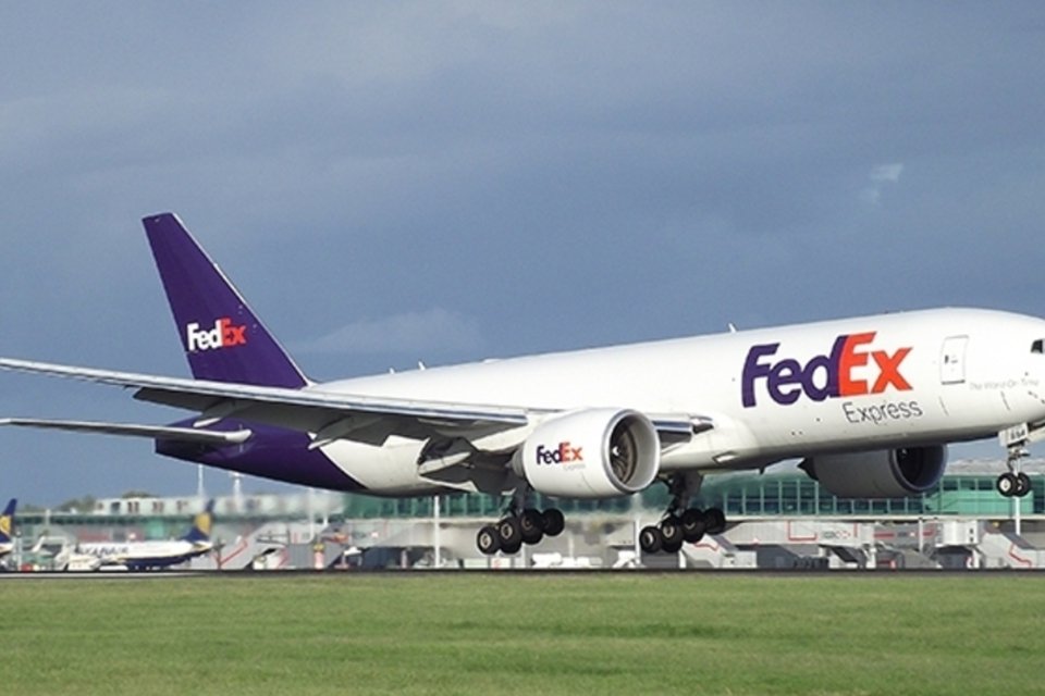 FedEx surpreende com lucro, mas alerta para impacto da guerra comercial