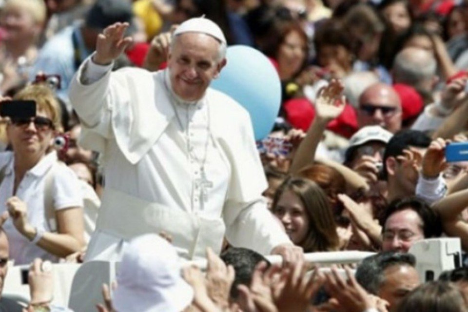 Pelo Twitter, Papa Francisco faz pedido contra a guerra
