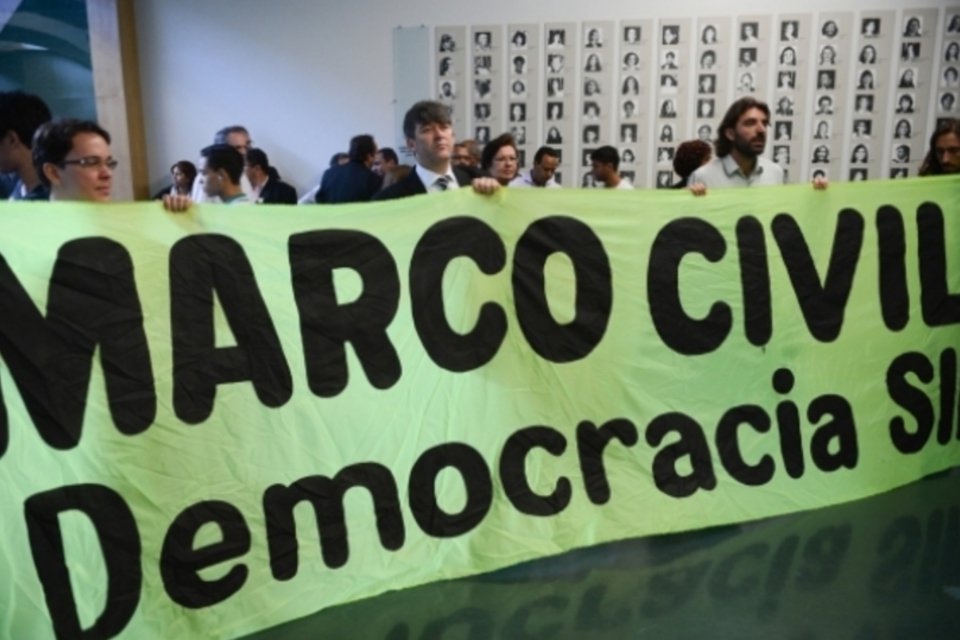 Dilma fica irritada com tentativa de adiar Marco Civil
