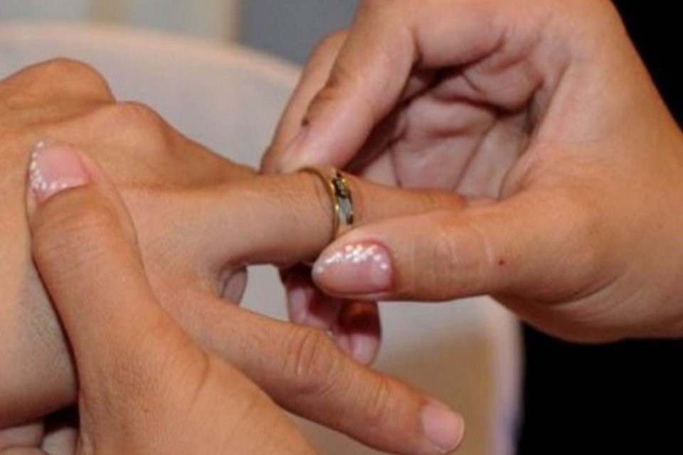 Homens namoram as belas, mas se casam com as feias, diz estudo