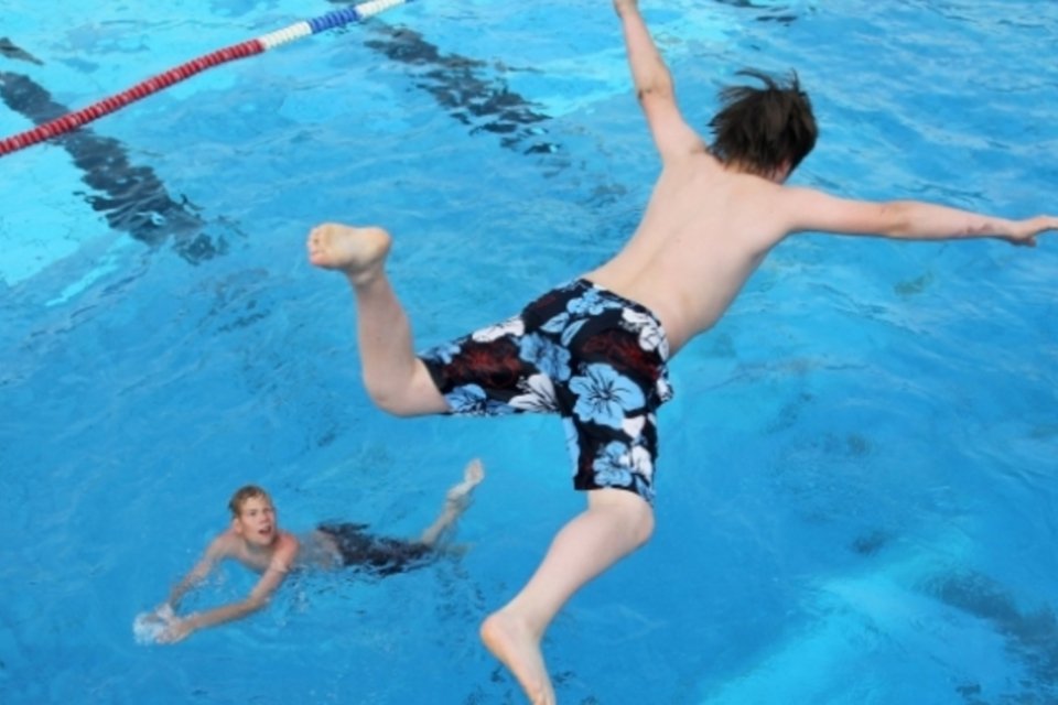 Sua piscina tem cheiro ruim? Saiba o que faz a água ficar com aquele cheiro de cloro