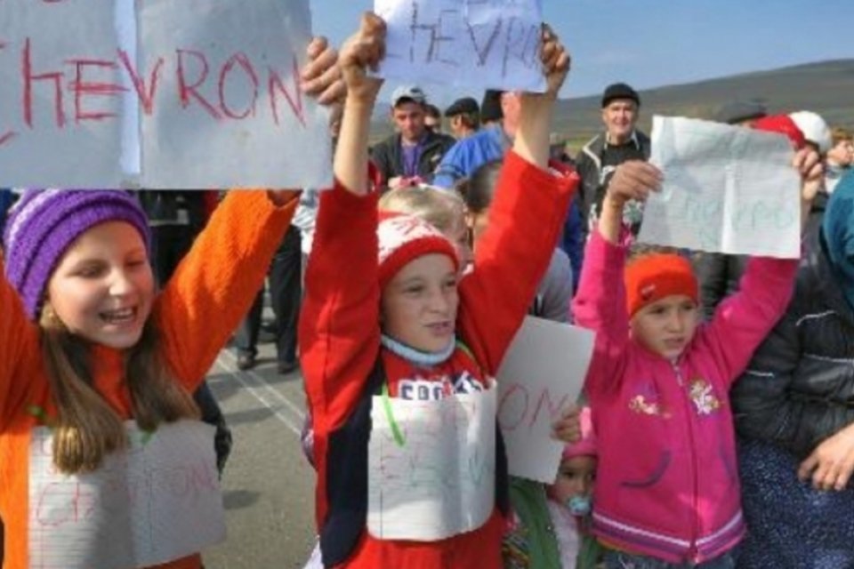 Romenos protestam contra exploração de gás de xisto
