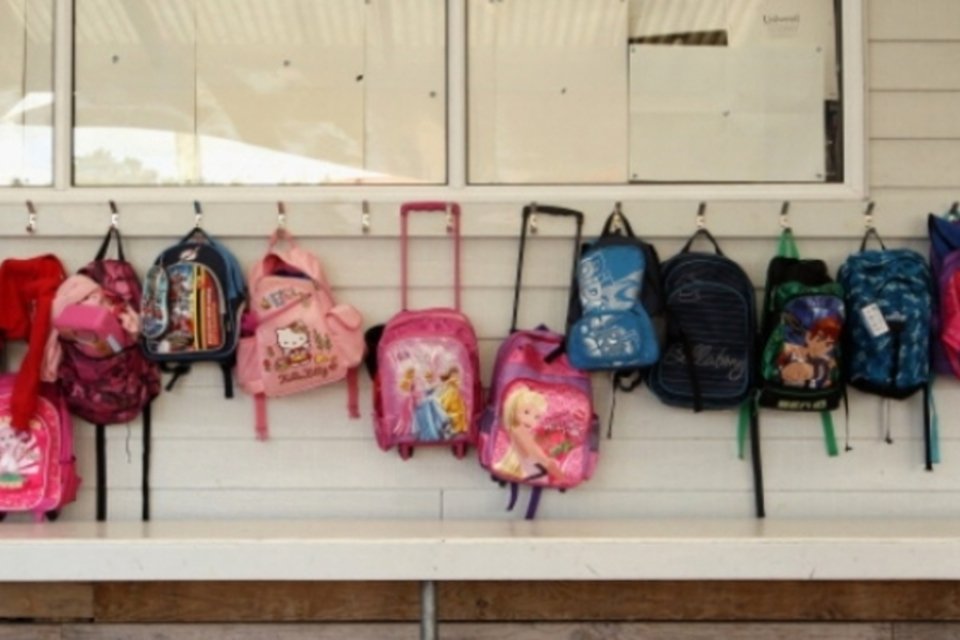 Argentina adota mochilas transparentes em escolas para reduzir uso de armas