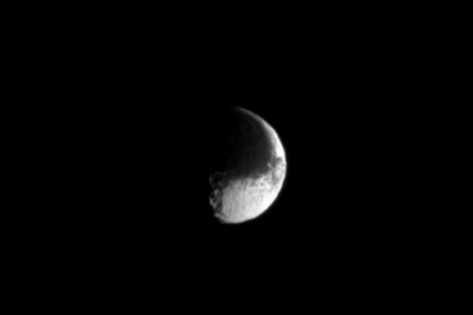 Yin-yang aparece em foto de lua de Saturno