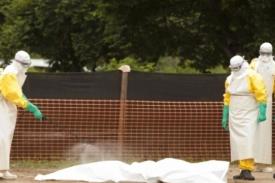 Ebola: Serra Leoa determina quarentena para 1,2 milhão de pessoas