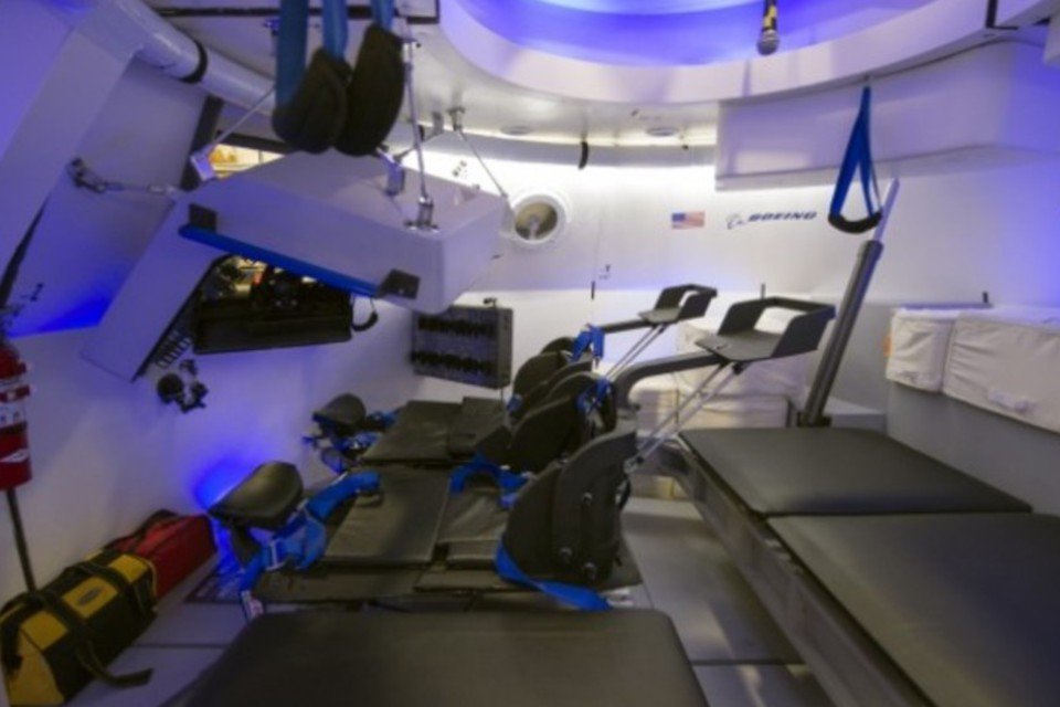 Astronautas testam cápsula espacial com iluminação LED e tablets