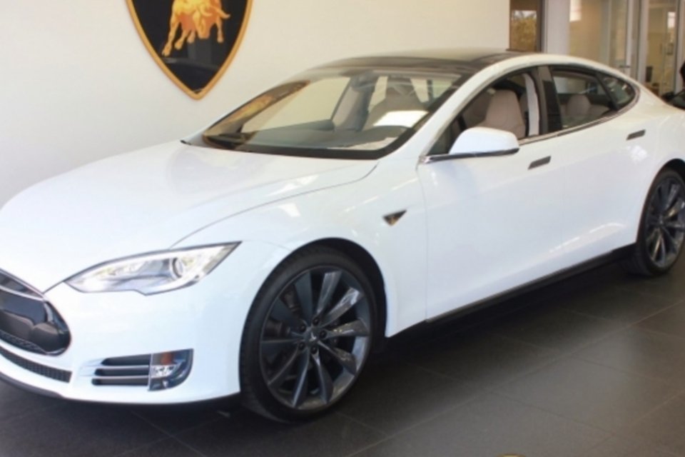 Carro de luxo Tesla é comprado com bitcoins